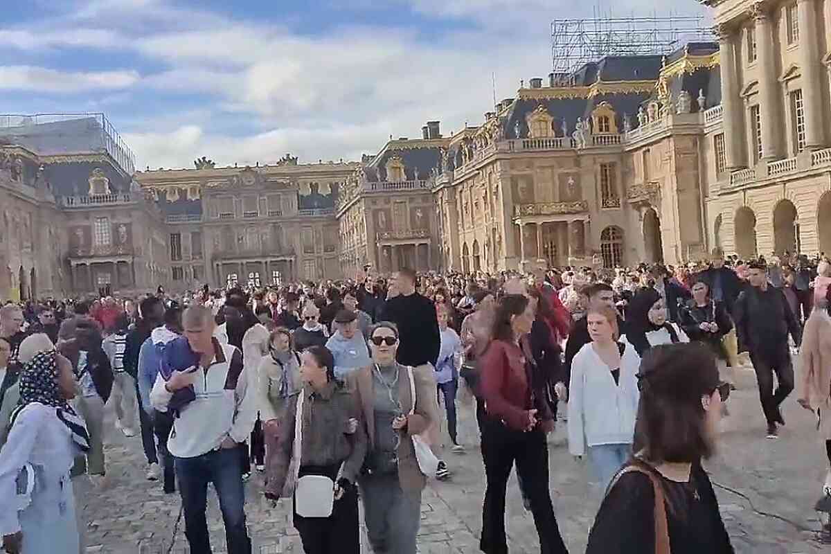 Evacúan el Louvre y Versalles por amenazas de bomba tras el ataque a una escuela en Francia