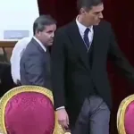 El lapsus de Pedro Sánchez: intenta ocupar el lugar de la Princesa Leonor en su juramento