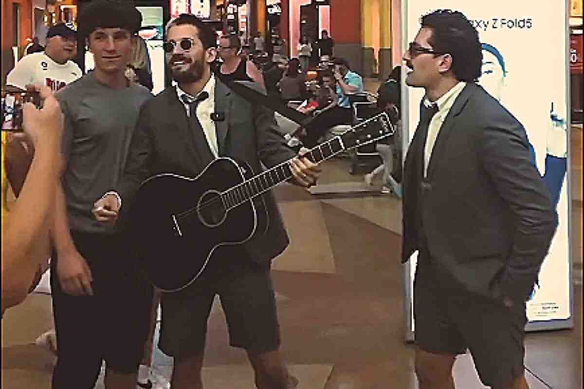 Mau y Ricky quisieron sorprender a sus fans en Miami y terminaron botados del centro comercial
