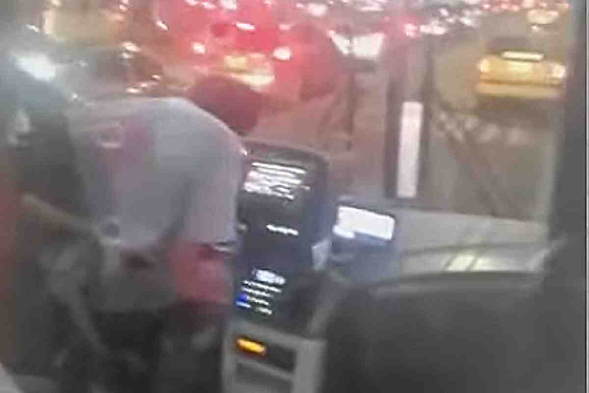 Delincuentes armados con revólver y cuchillos roban a 12 pasajeros de un bus del SITP en Bogotá