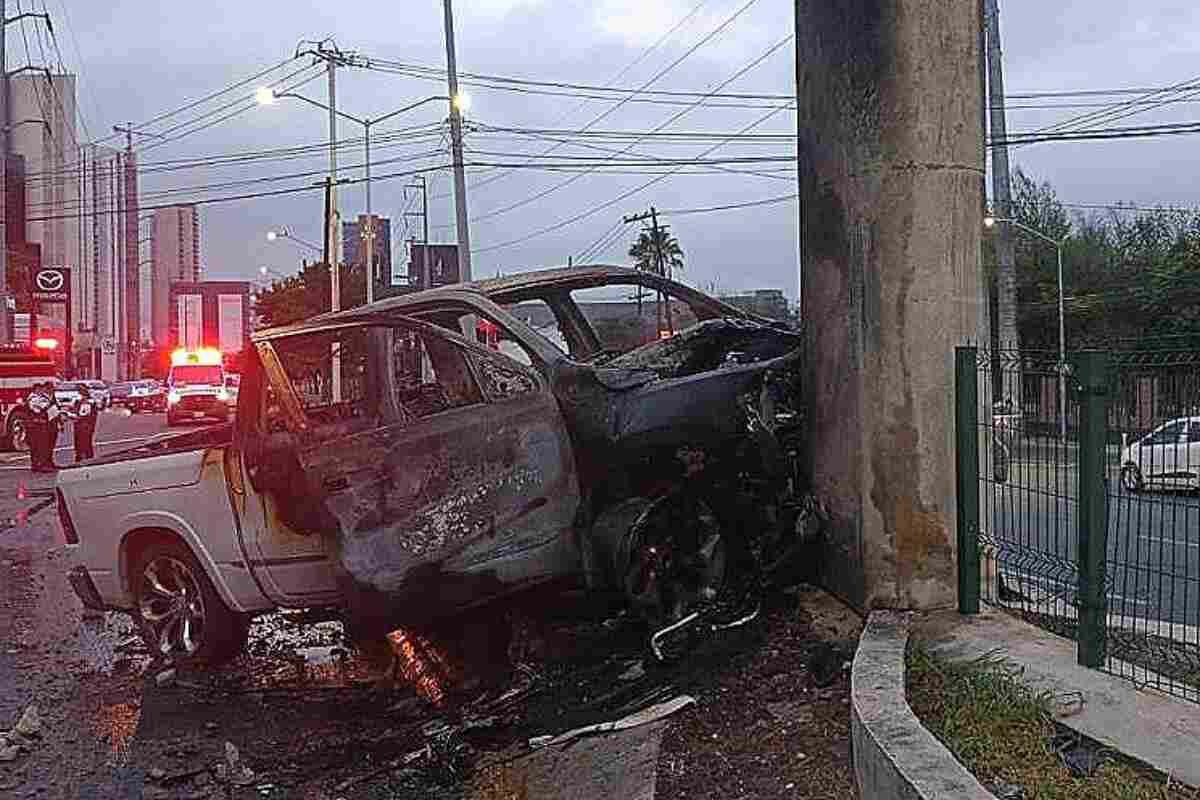 conductor muerto en nuevo león- Hombre queda calcinado al chocar su camioneta contra un puente en San Pedro