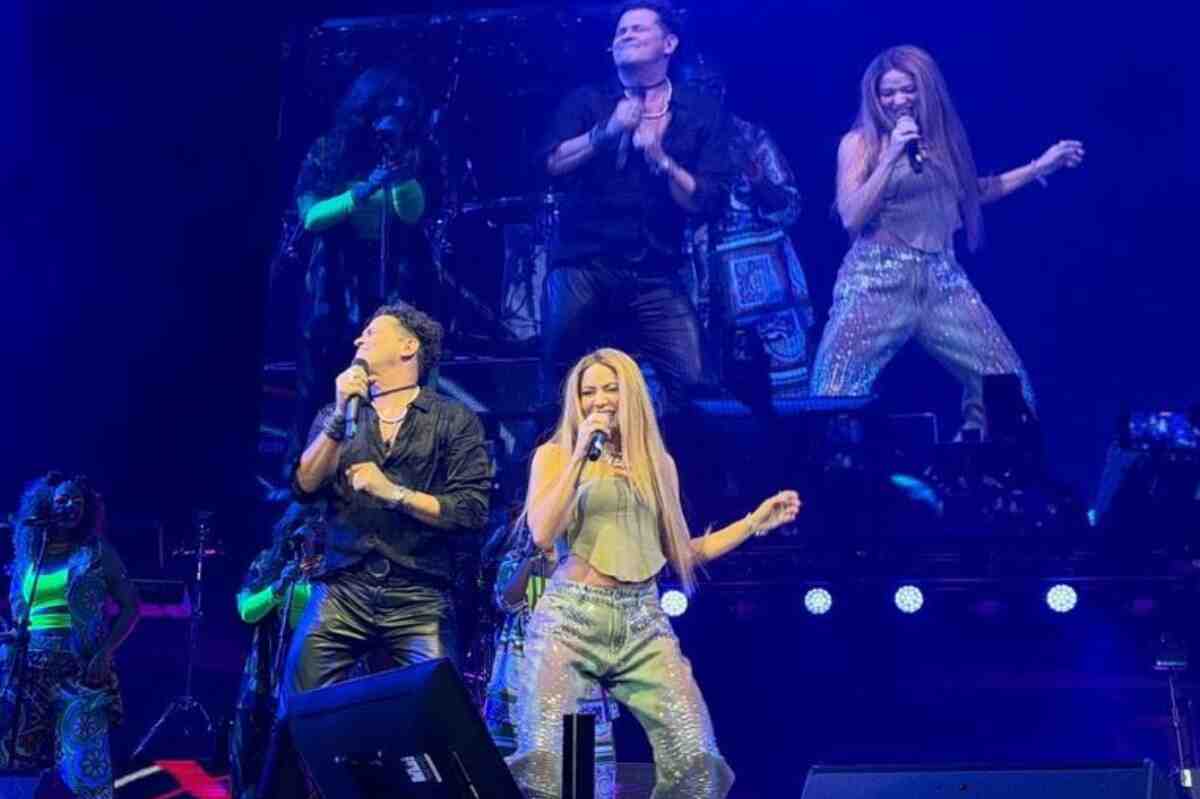 Shakira irrumpe en el concierto de Carlos Vives en Miami y lo sorprende con su voz y su baile