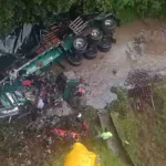 Tractomula se precipita al vacío en el puente de Boyacá: conductor sobrevive de milagro-via bogota-tunja