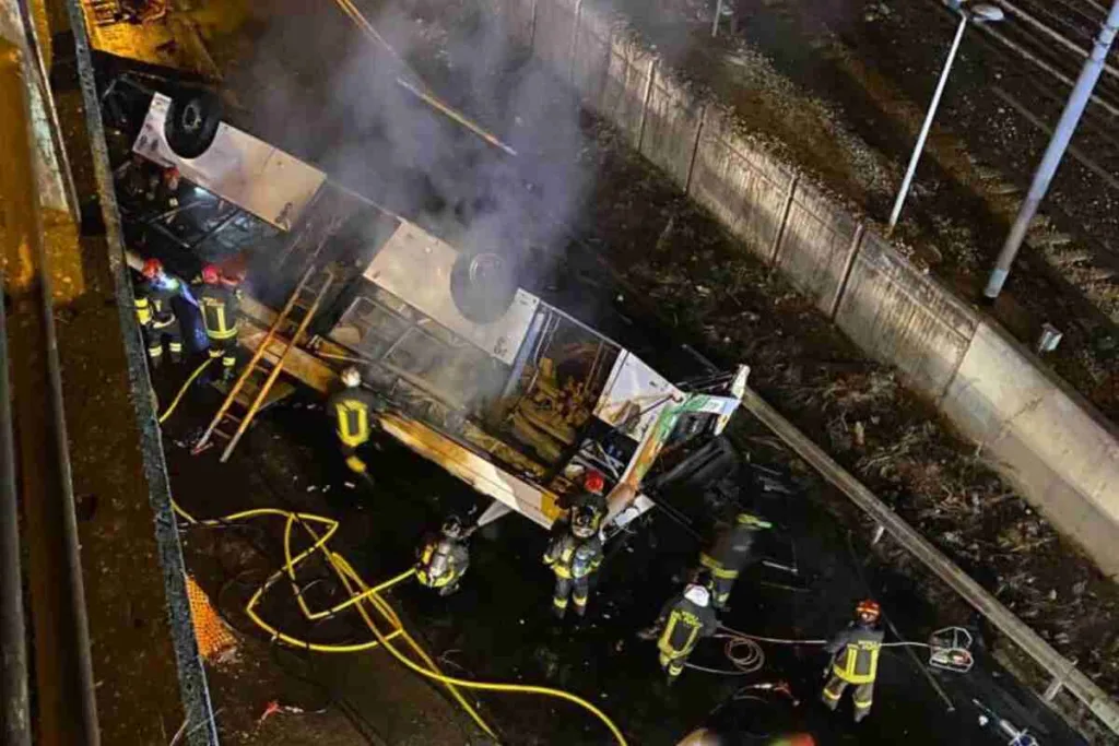 Tragedia en Venecia: 20 muertos al incendiarse un autobús que cayó por un paso elevado