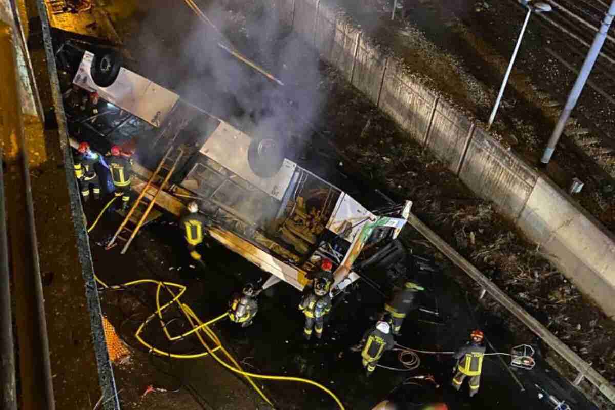 Tragedia en Venecia: 20 muertos al incendiarse un autobús que cayó por un paso elevado