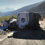 Fatal Volcadura en Oaxaca: 18 Fallecidos y 24 Heridos en Accidente de Autobús de Migrantes