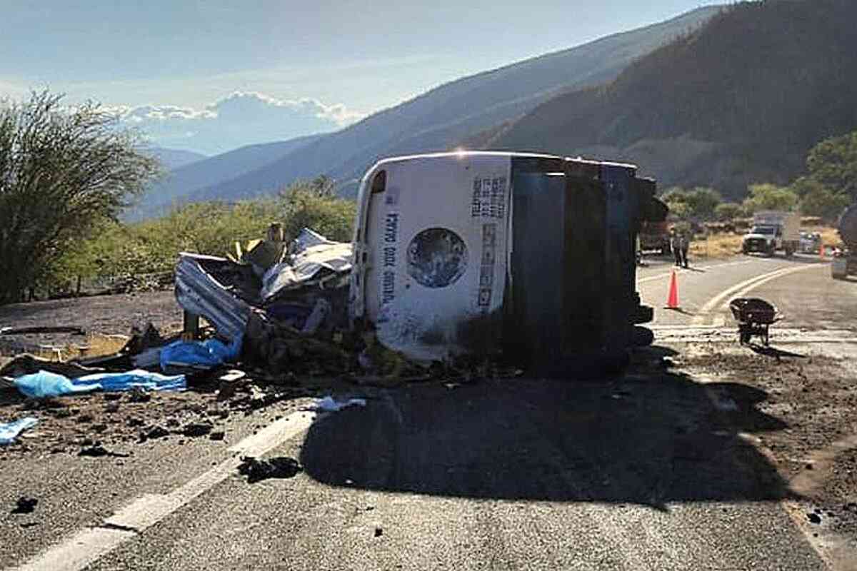 Fatal Volcadura en Oaxaca: 18 Fallecidos y 24 Heridos en Accidente de Autobús de Migrantes