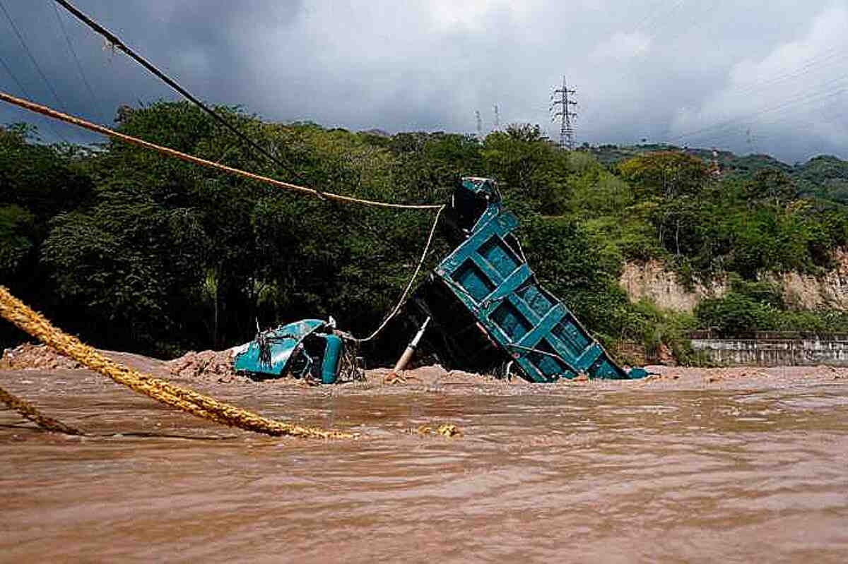 El río de Oro se llevó una volqueta en Girón tras las fuertes lluvias