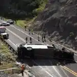 18 migrantes chinos lesionados al volcarse vehículo en el que eran traslados en México