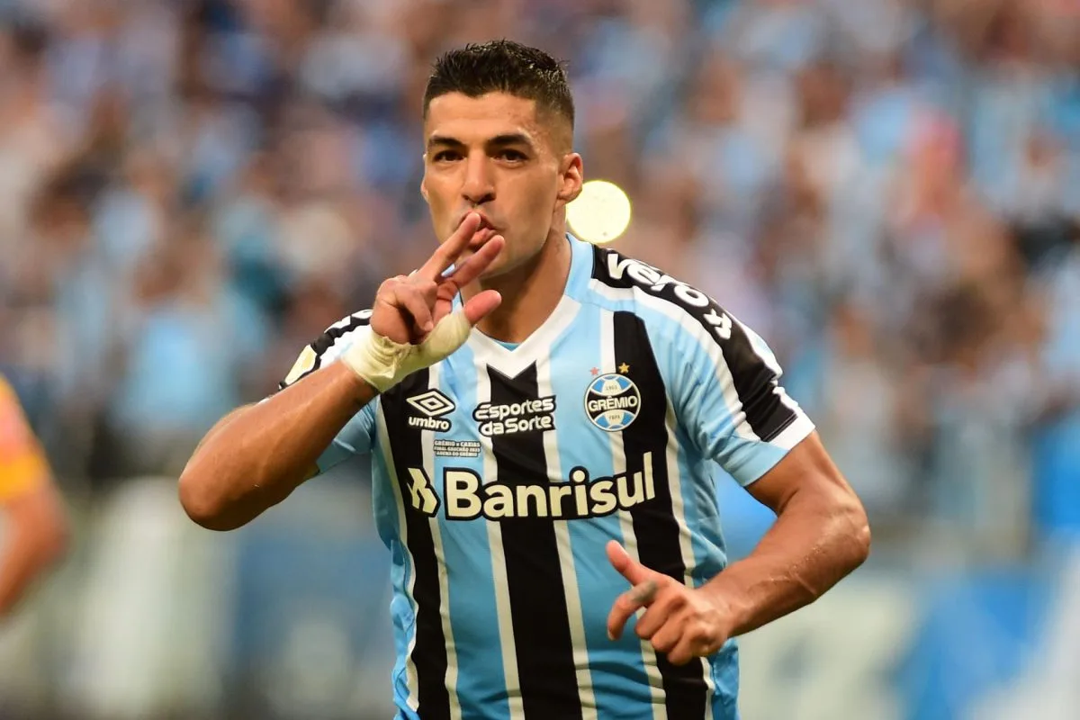 3-4. Con un triplete de Luis Suárez Grêmio remonta y alcanza al líder Botafogo