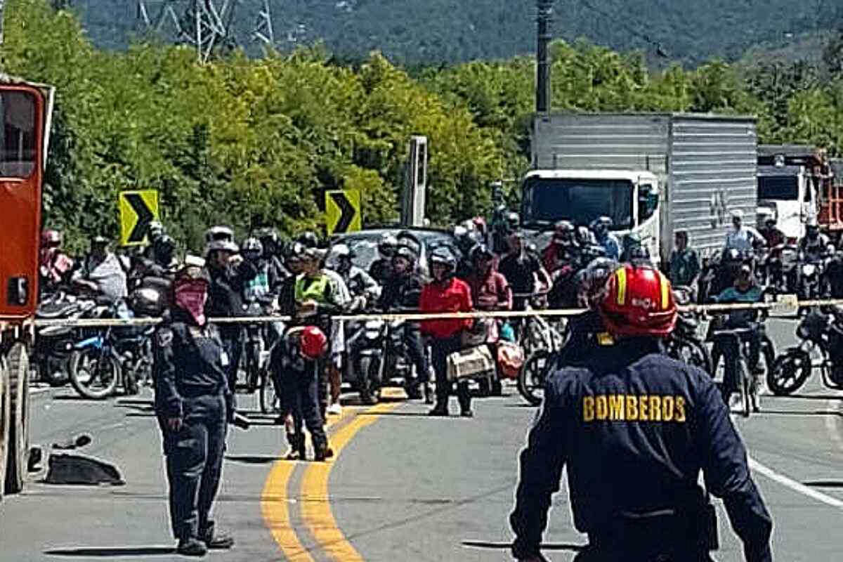Dos muertos en un choque entre una moto y una volqueta en la vía La Ceja-Rionegro