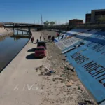 Activistas pintan un mural en el norte de México en protesta por los ataques de Israel a Palestina
