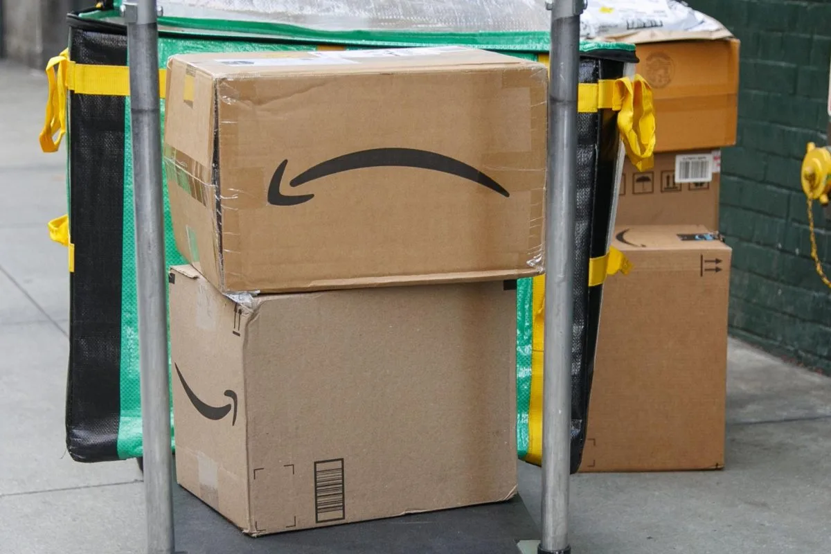 Amazon advierte a empleados que deben volver al trabajo presencial para optar a ascensos
