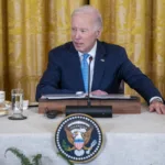 Biden se mofa de Trump y pide a los trabajadores del motor que no olviden su ayuda