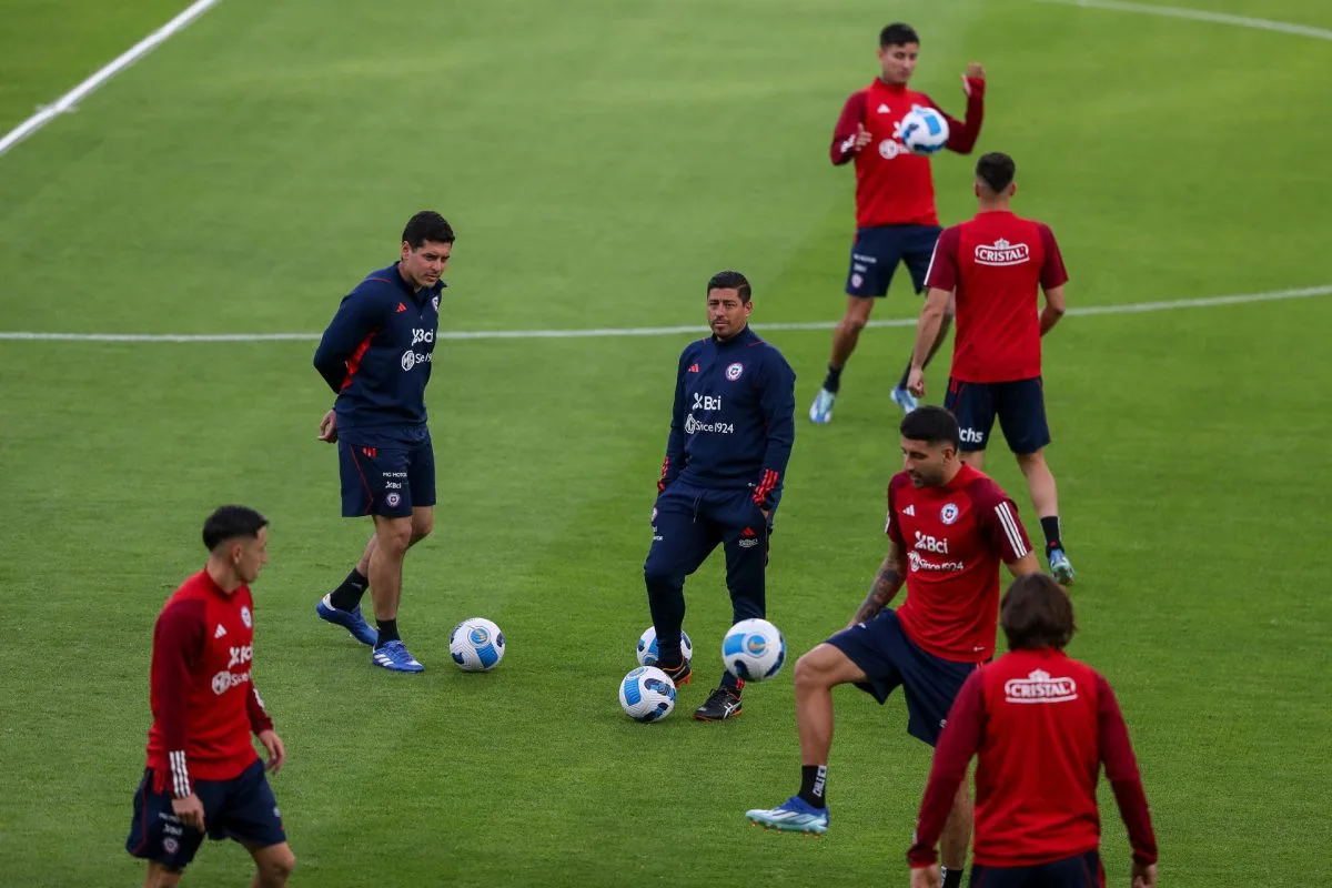 Córdova ve un grupo sano en Chile y anima a los jóvenes a relevar a Alexis, Vidal y Medel