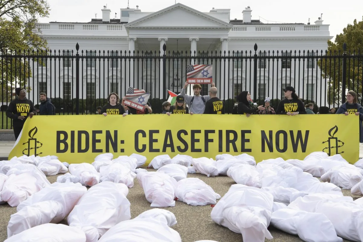 Decenas de falsos cadáveres ante la Casa Blanca piden el alto el fuego en Gaza