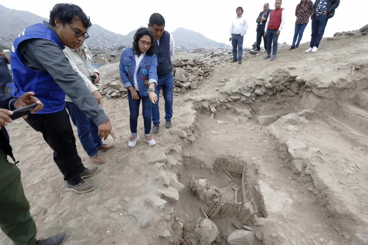 Descubiertas cinco momias milenarias en una pirámide en el centro de Lima