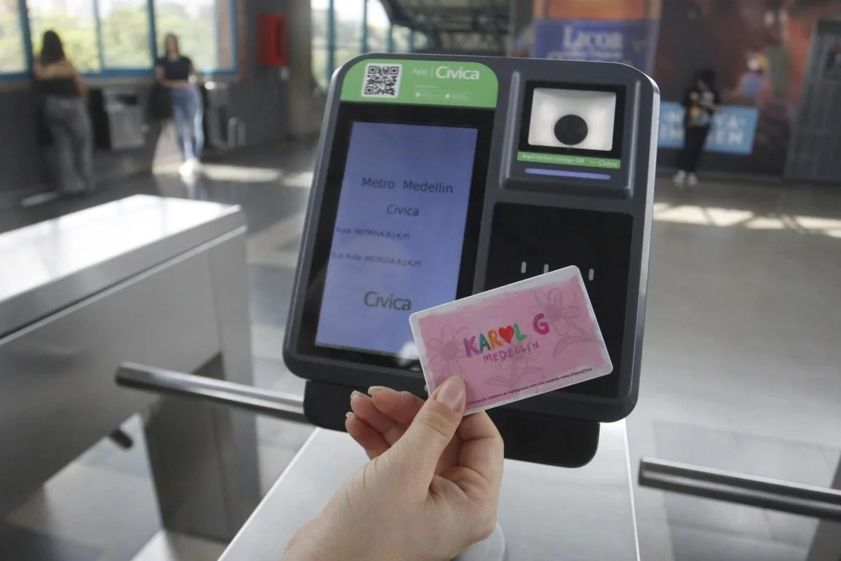 El Metro de Medellín lanza una tarjeta conmemorativa de Karol G como preámbulo a gran concierto