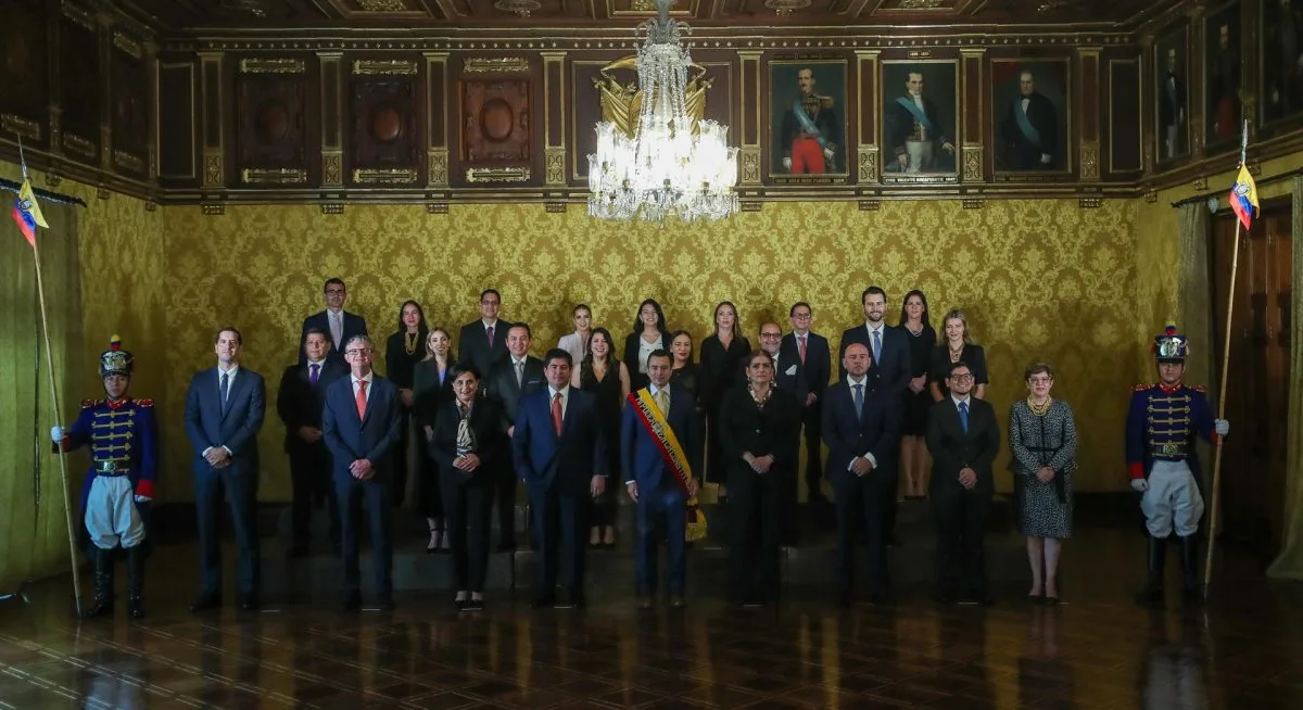 El presidente de Ecuador posa en foto oficial con su gabinete y sin su vicepresidenta