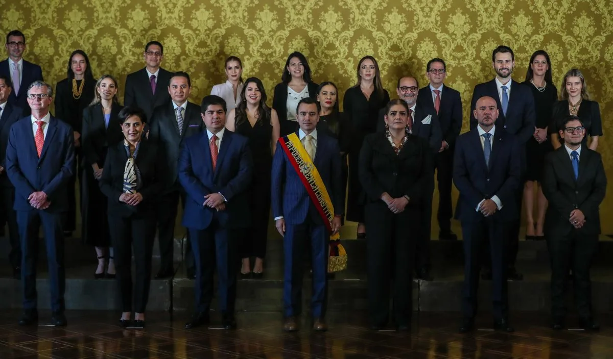 El presidente de Ecuador posa en foto oficial con su gabinete y sin su vicepresidenta