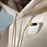 Exejecutivos de Apple lanzan pin con IA que puede grabar, llamar por teléfono y traducir