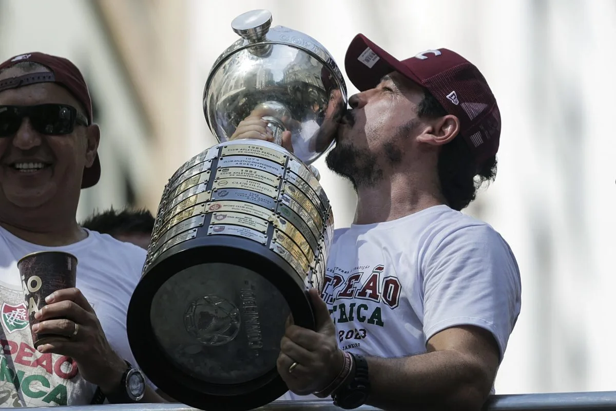 Fluminense se da un baño de masas en el centro de Río en su celebración oficial del título