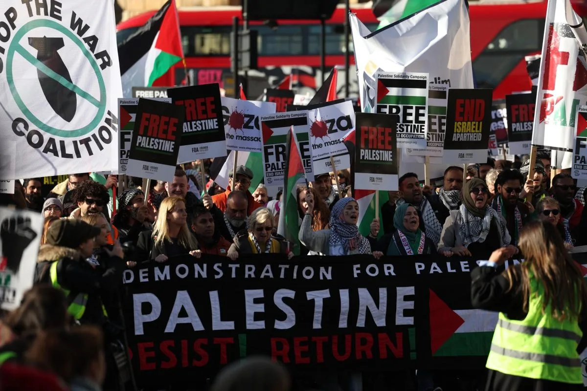 Forcejeos entre grupos de extrema derecha y la Policía antes de la protesta propalestina en Londres