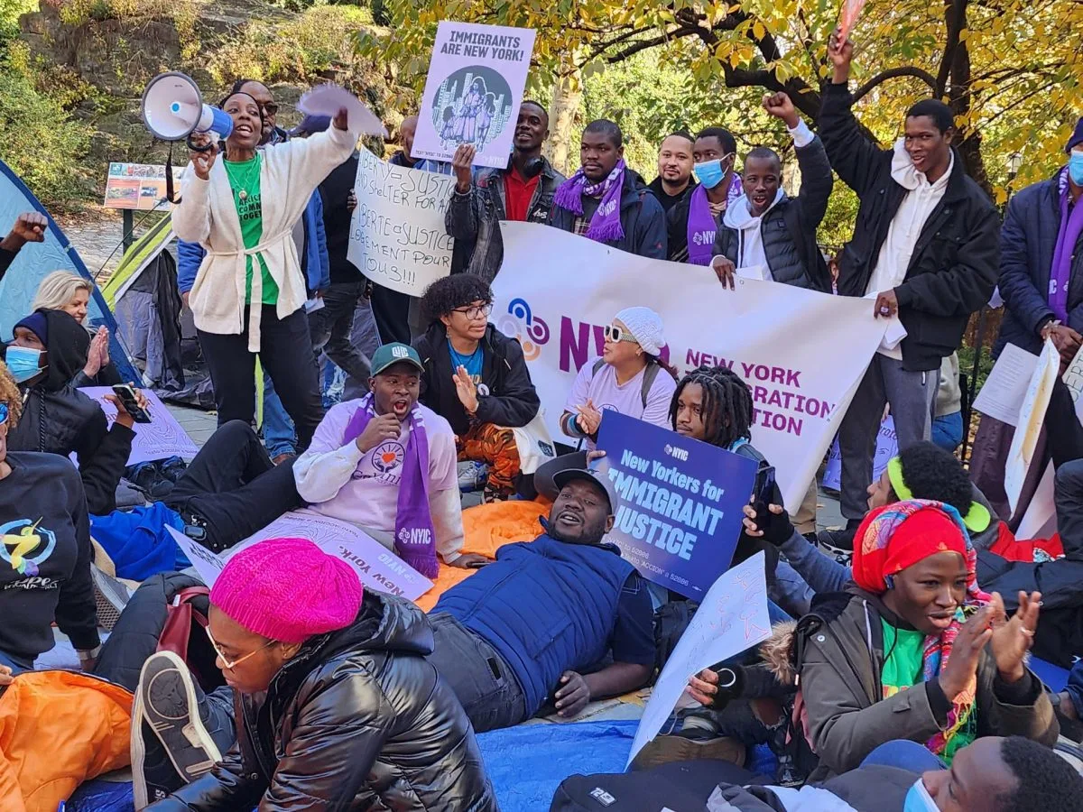 Inmigrantes duermen frente a residencia oficial del alcalde de Nueva York