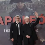 Joaquin Phoenix y Ridley Scott arropados por una infantería en la premiere de Napoleón