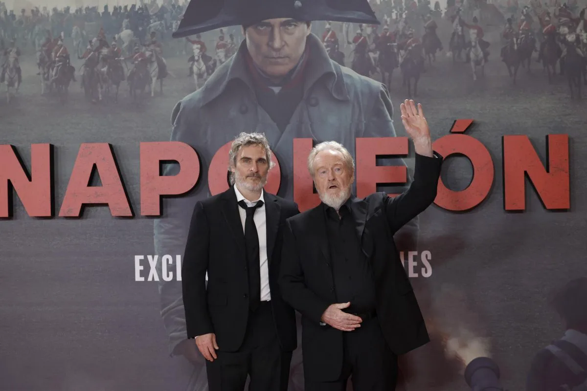 Joaquin Phoenix y Ridley Scott arropados por una infantería en la premiere de Napoleón
