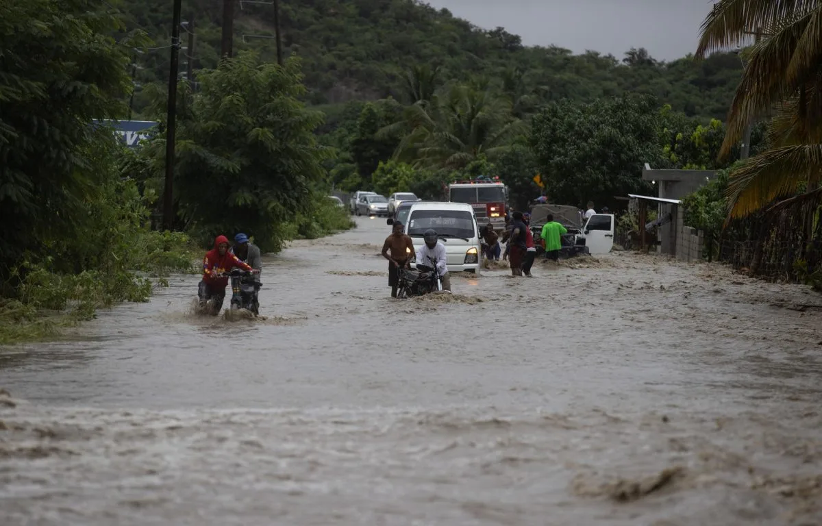 Las lluvias dejan un desaparecido y cientos de desplazados en República Dominicana