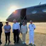 López Obrador visita la zona afectada por el huracán Otis entre críticas