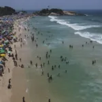 Los brasileños desafían el intenso calor en las playas de Río de Janeiro