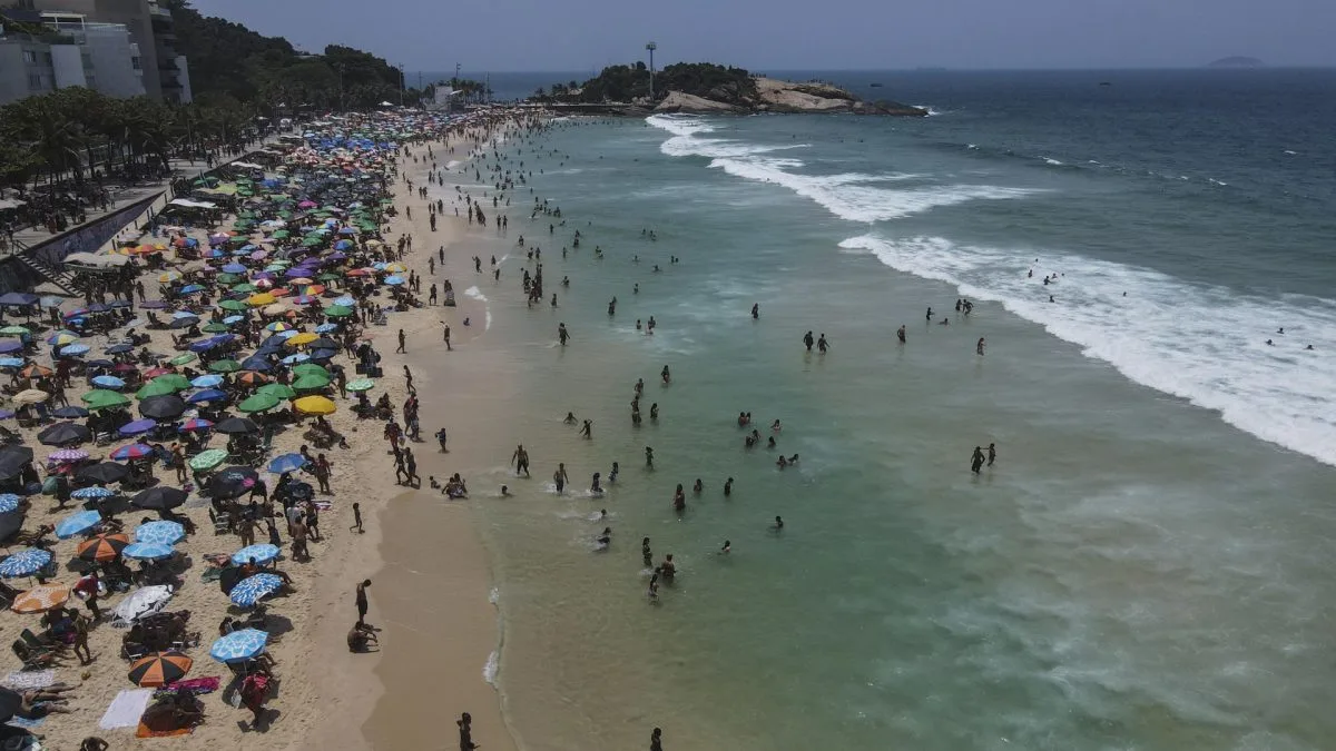 Los brasileños desafían el intenso calor en las playas de Río de Janeiro