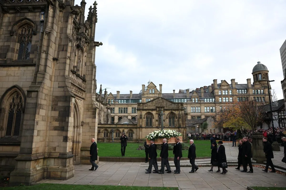 Mánchester despide a Charlton en su funeral