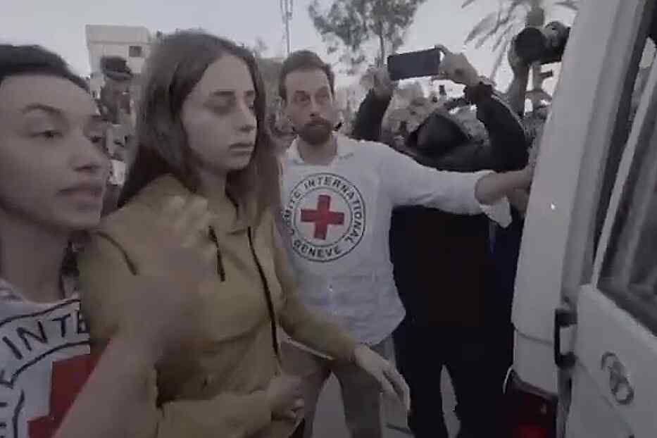 Dos rehenes franco-israelíes vuelven a casa tras ser liberadas por Hamas en Gaza