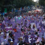 Mujeres marchan en contra de la violencia machista en México, donde nueve son asesinadas cada día
