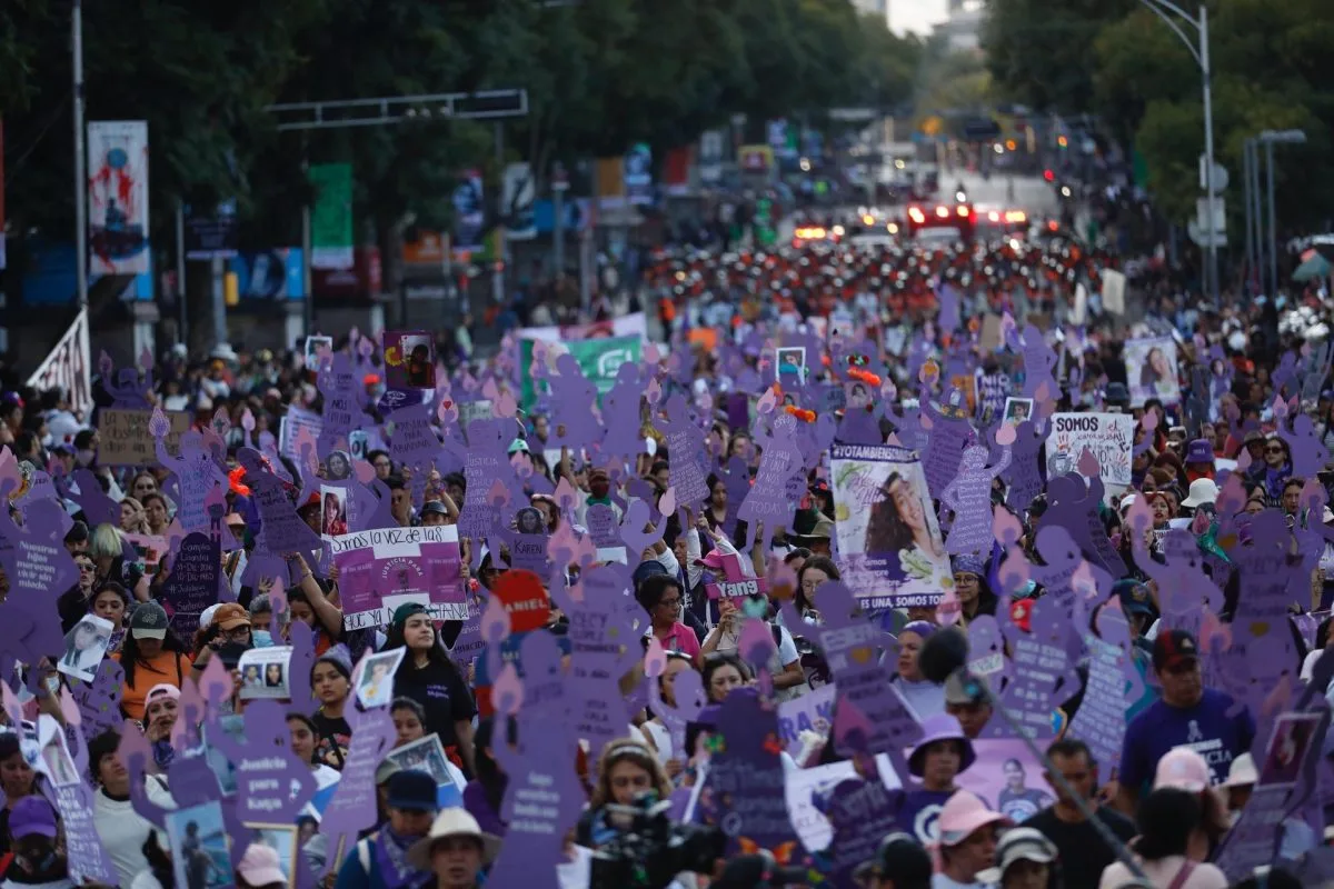Mujeres marchan en contra de la violencia machista en México, donde nueve son asesinadas cada día