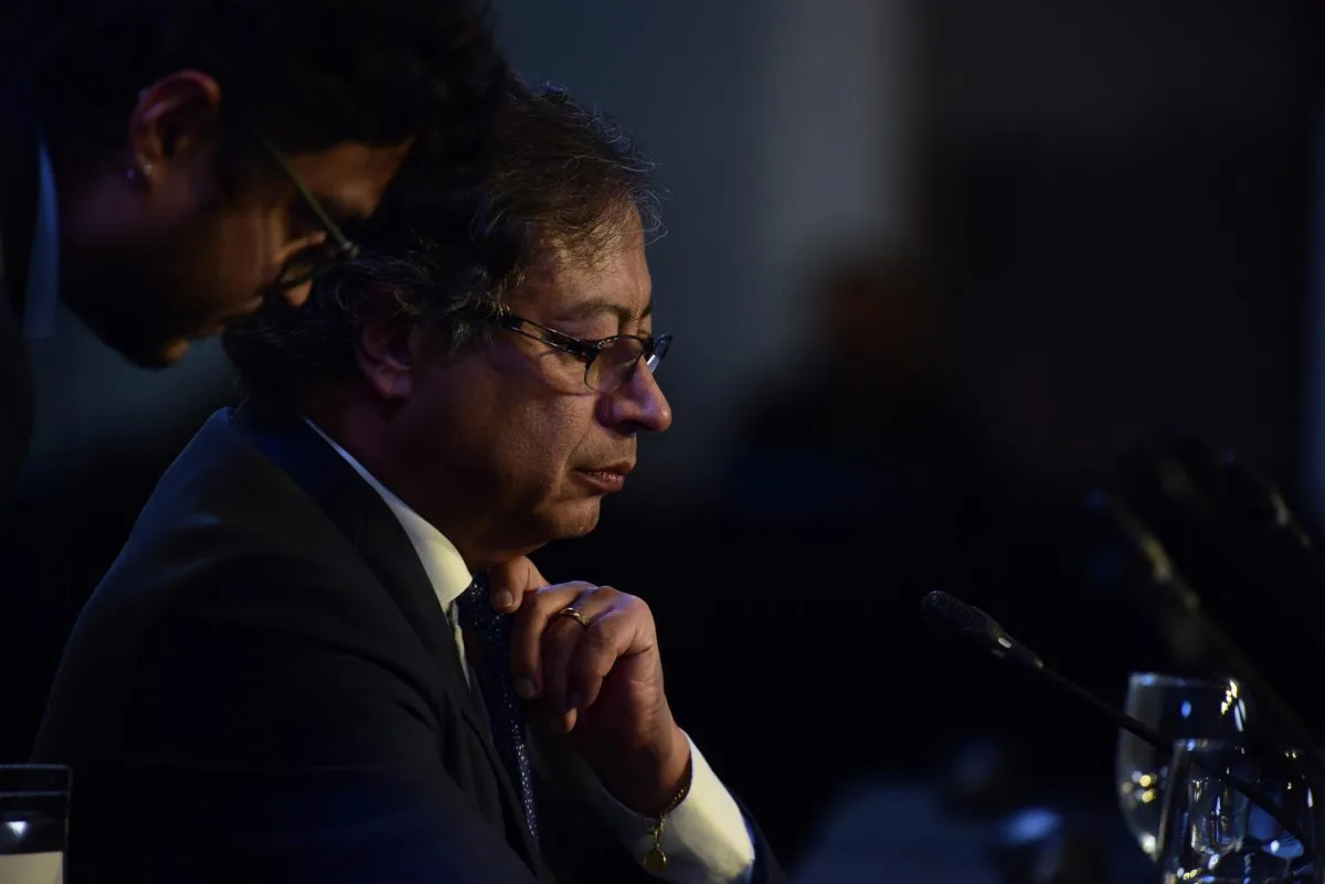 Petro pide a los argentinos votar por Massa y en contra de la barbarie