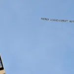 Una avioneta con el mensaje Premier League=corrupción sobrevuela el Etihad