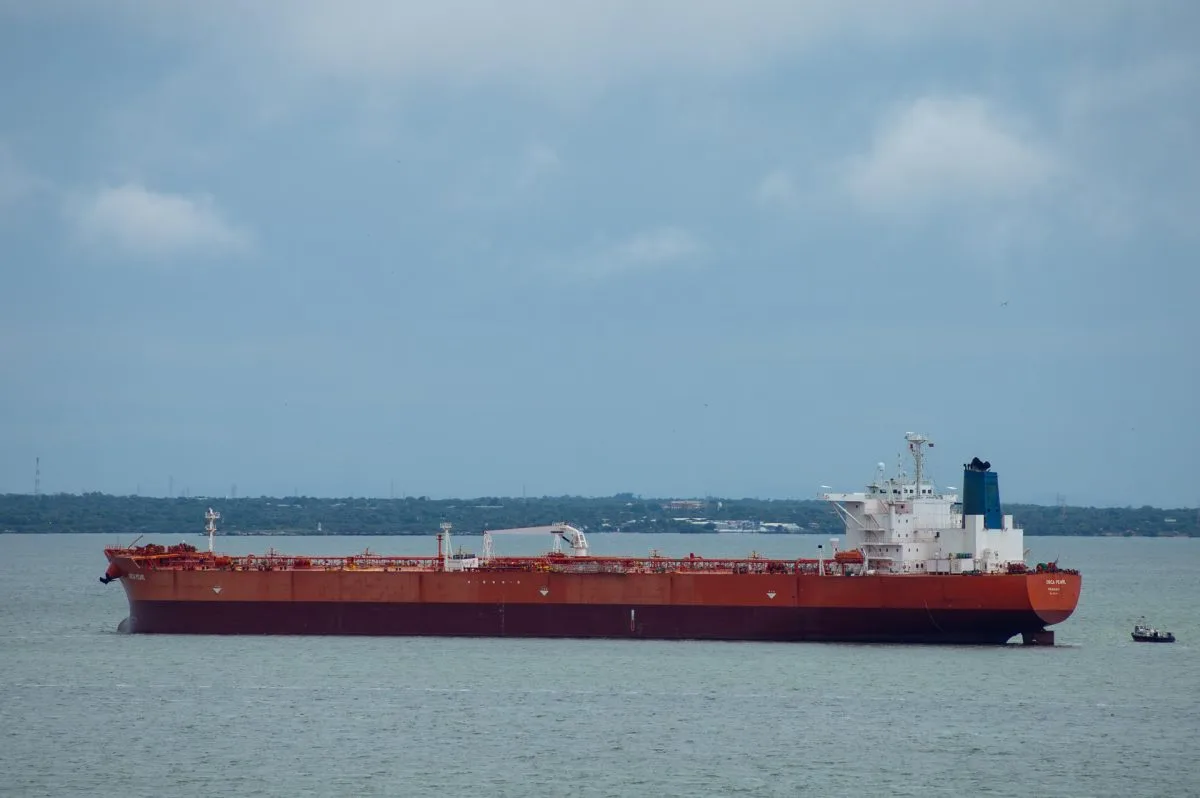 Venezuela activa embarcación especial para recolectar petróleo derramado en su mayor lago