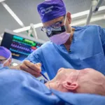 Un trasplante de cara y ojo le cambia la vida a un hombre que perdió su rostro por una descarga eléctrica