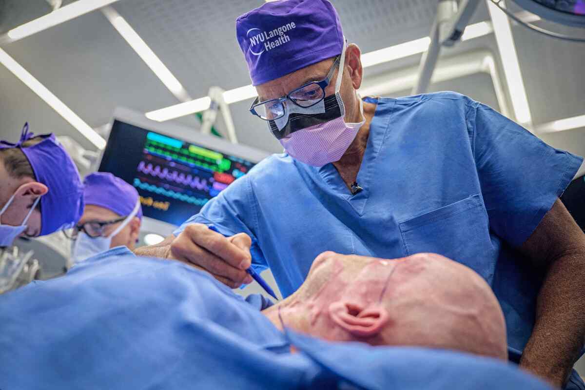 Un trasplante de cara y ojo le cambia la vida a un hombre que perdió su rostro por una descarga eléctrica
