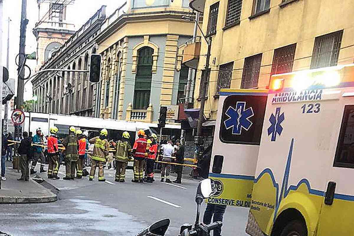 Así fue el accidente entre bus, tranvía y motos que deja 16 heridos en Medellín