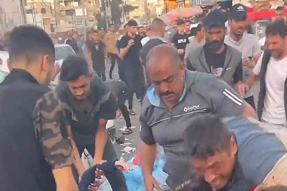 Varios civiles mueren en ataque israelí a convoy de ambulancias cerca de hospital en Gaza