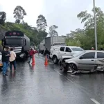 Dos muertos y 12 heridos por accidente de camión que cayó por abismo en el Alto de La Línea