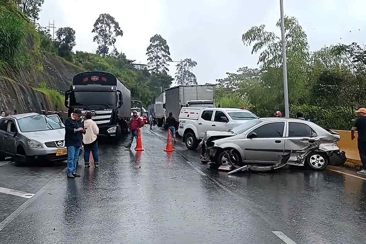 Dos muertos y 12 heridos por accidente de camión que cayó por abismo en el Alto de La Línea