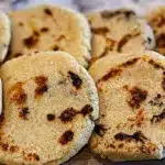 Cómo hacer arepas paso a paso: un plato típico y versátil de Venezuela y Colombia