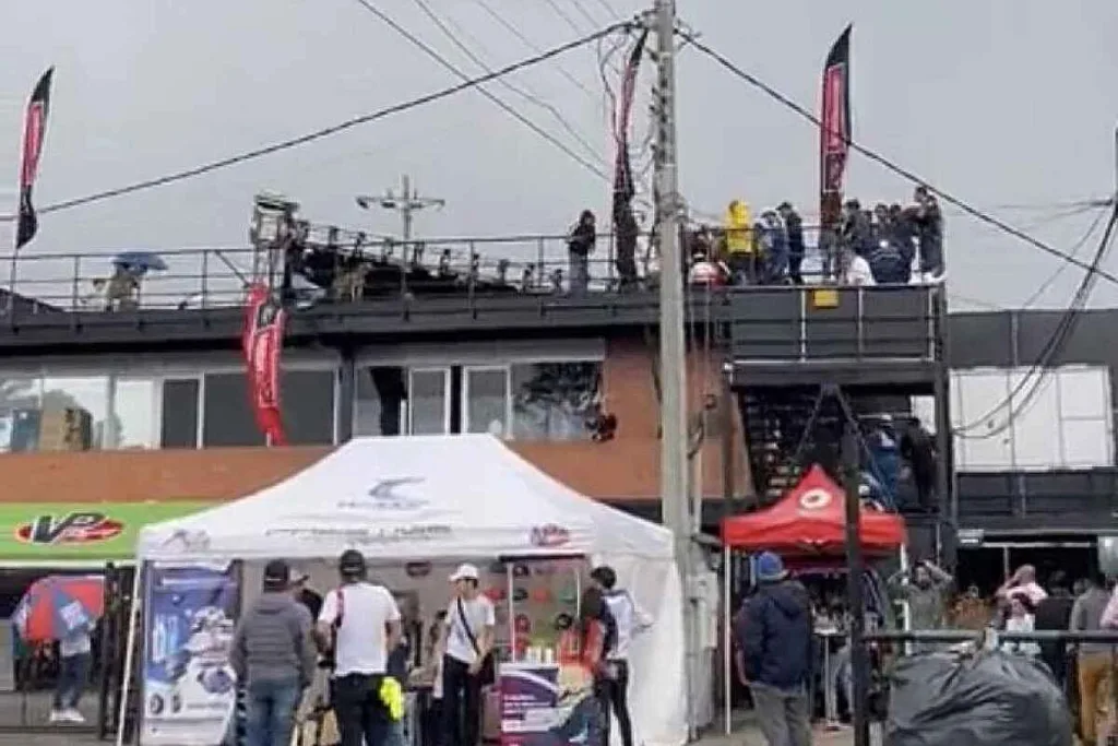 Una persona fallece y cuatro resultan heridas por la caída de una pantalla gigante en el Autódromo de Tocancipá