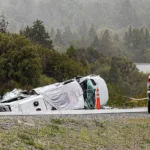 Murió el conductor de la combi que transportaba a turistas y chocó con un camión en la Ruta 40